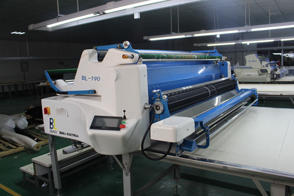 自動(dòng)鋪布機(jī)